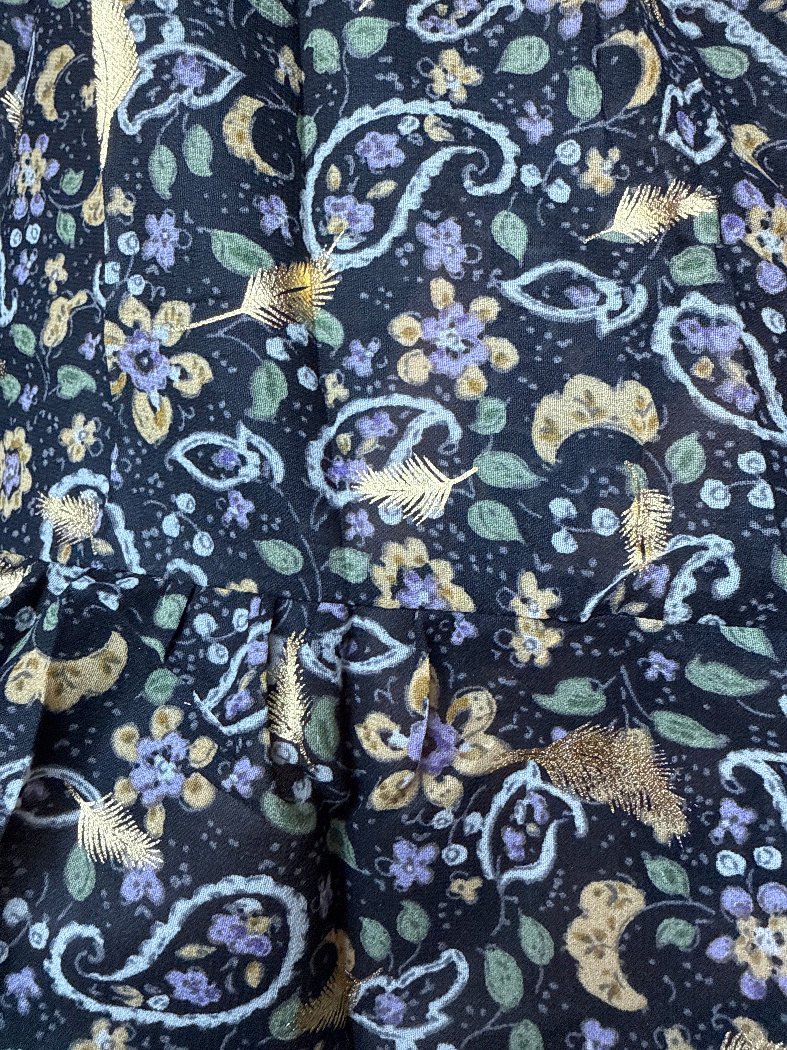 Robe noire à plumes dorées