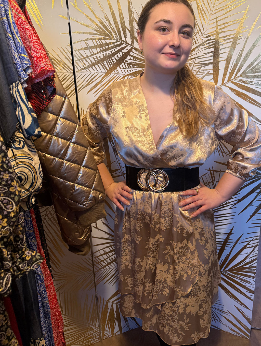 Robe satinée dorée