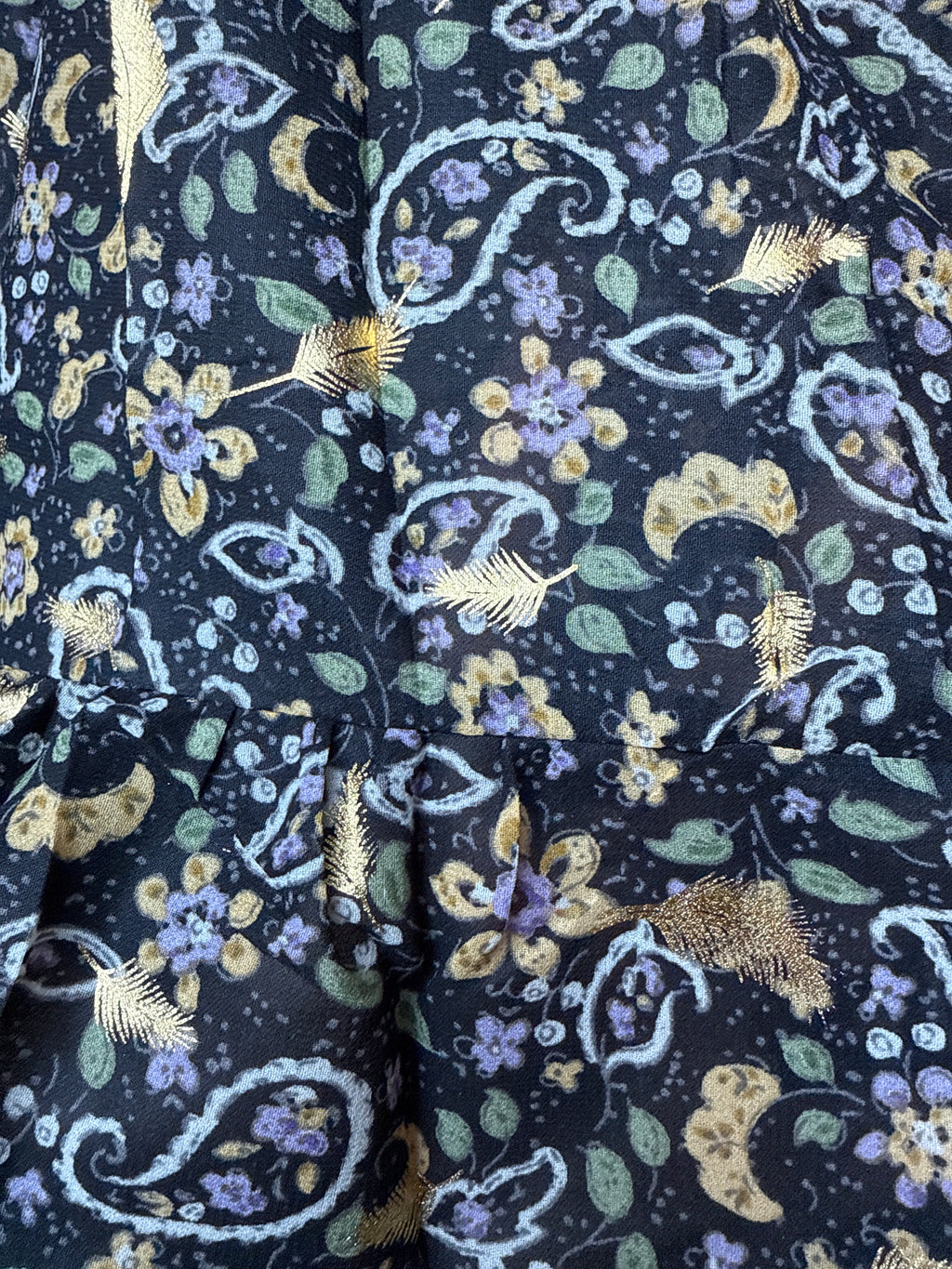 Robe noire à plumes dorées