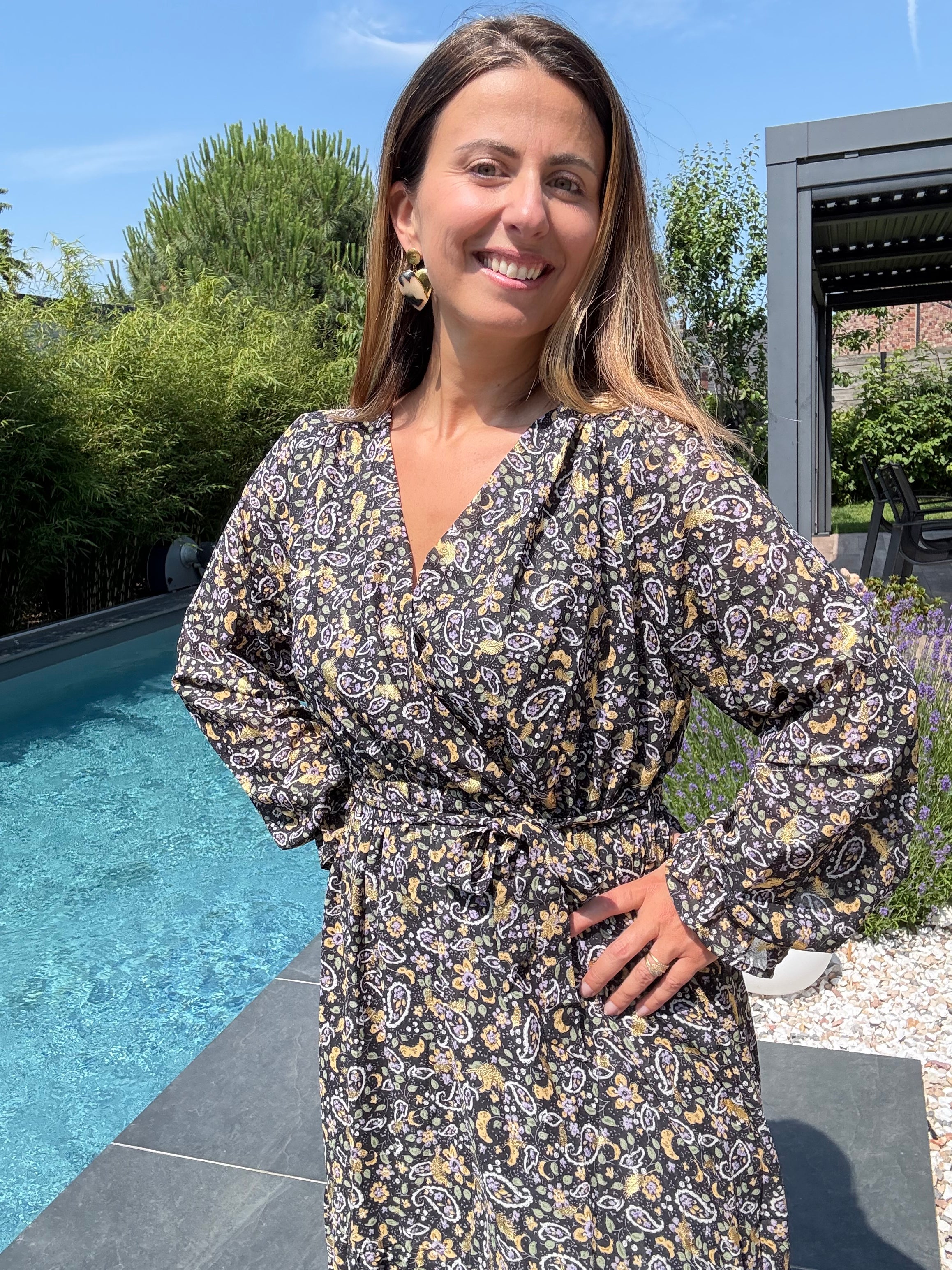 Robe noire à plumes dorées