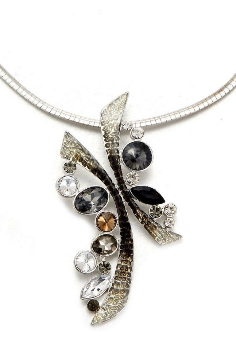 La parure de strass grise