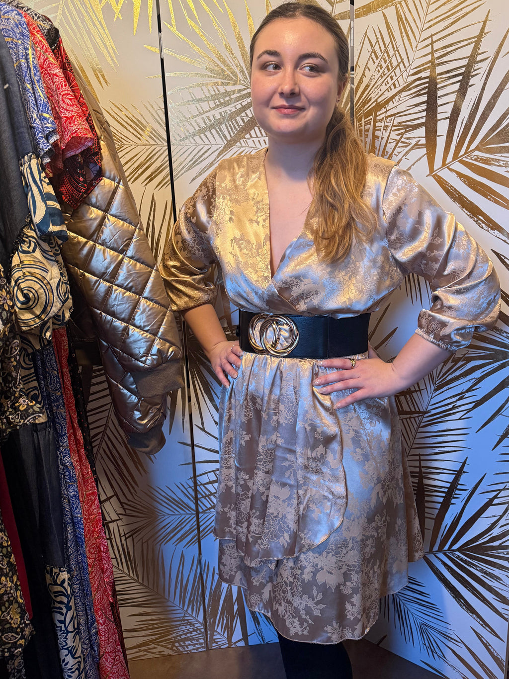 Robe satinée dorée
