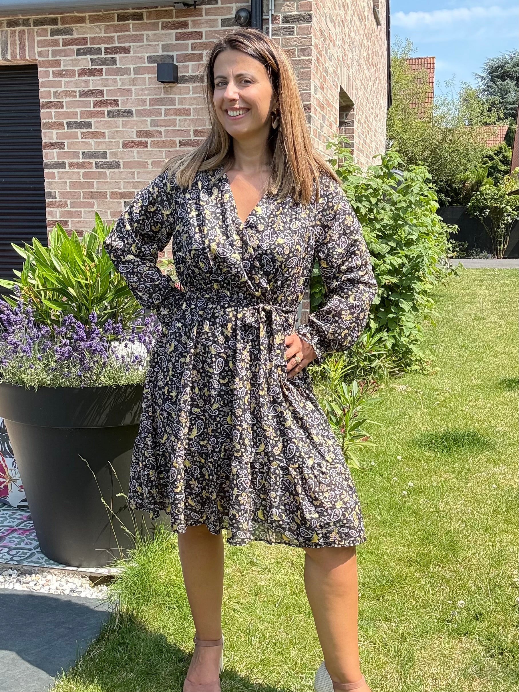 Robe noire à plumes dorées