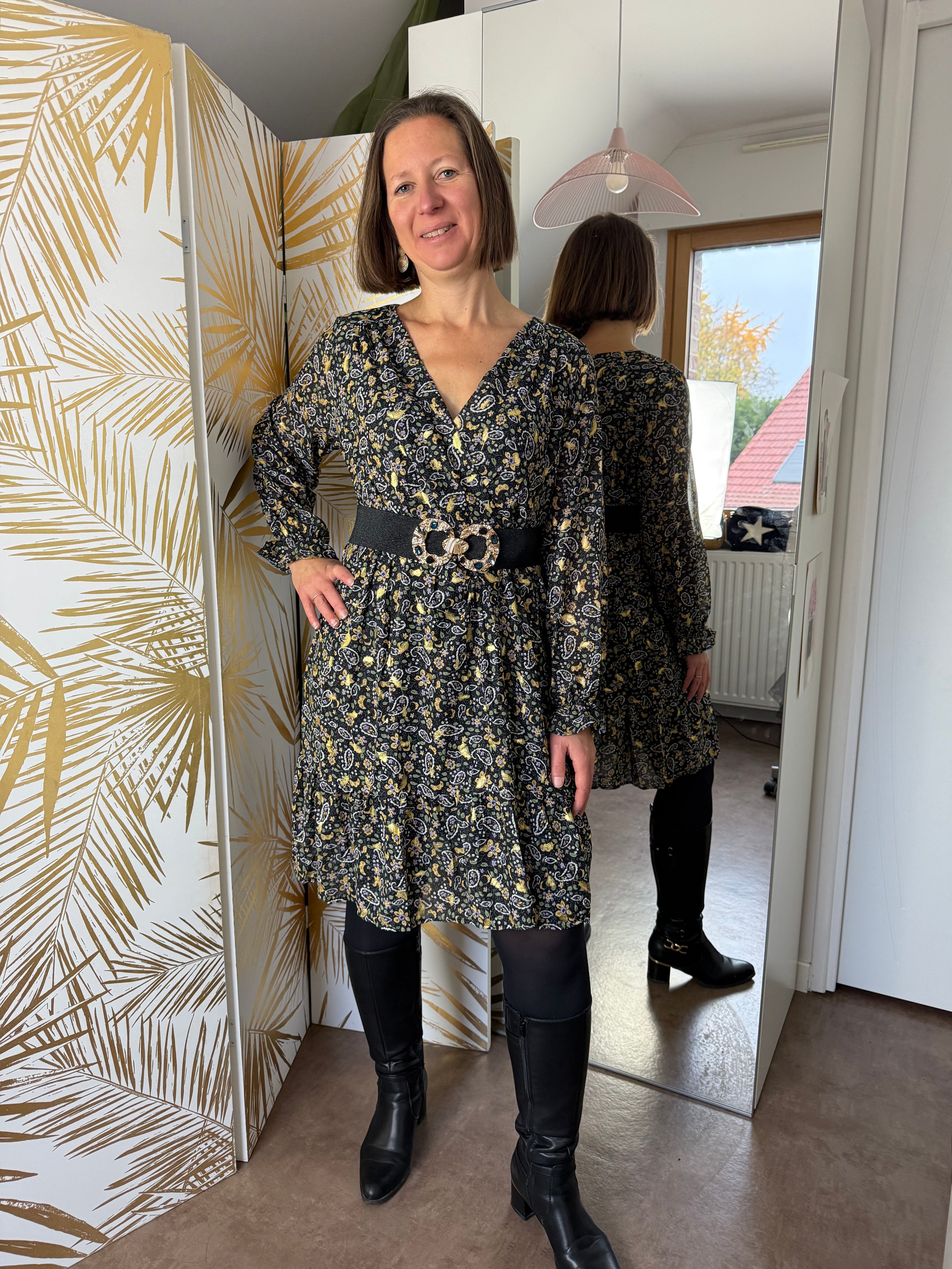 Robe noire à plumes dorées