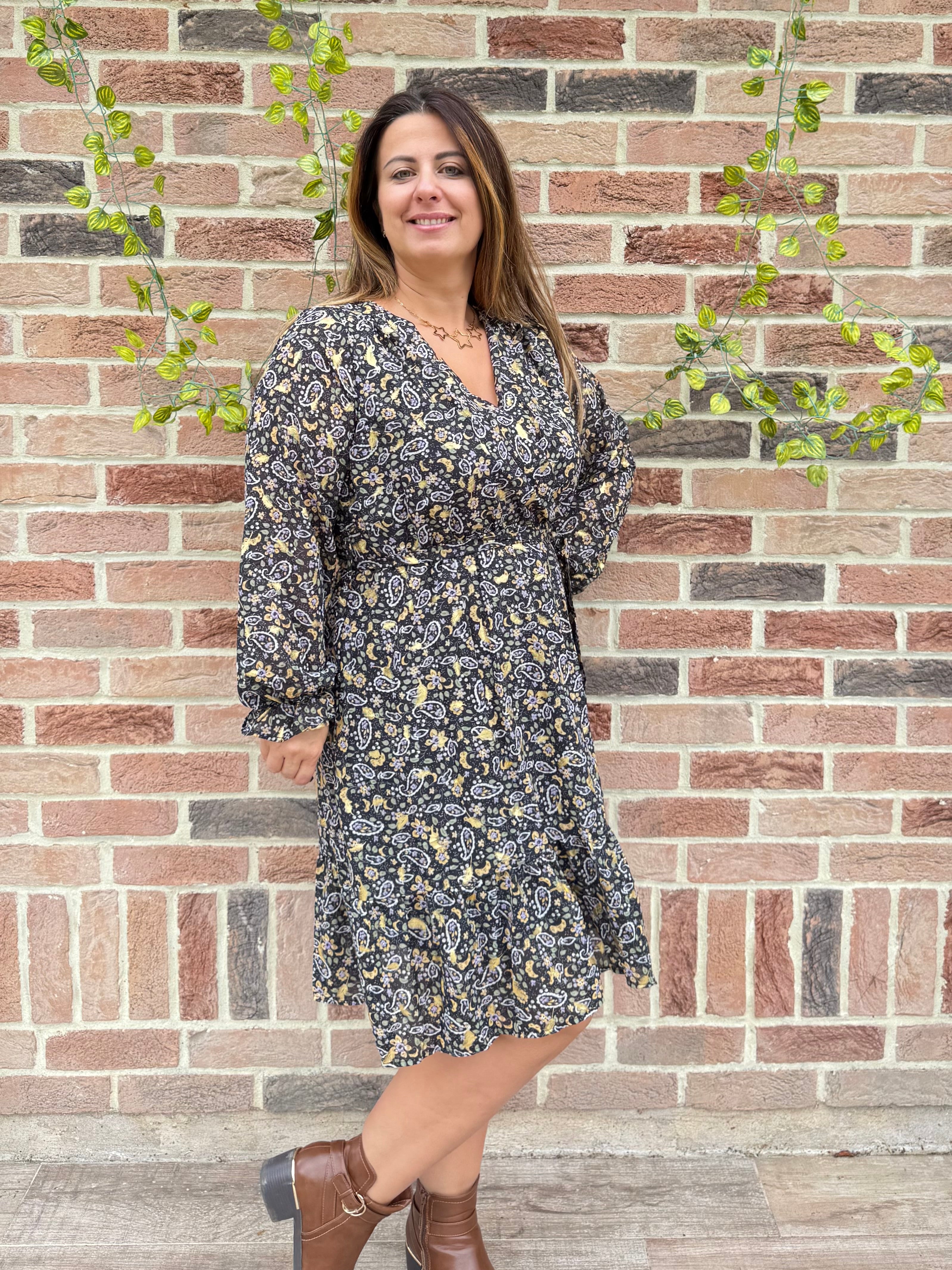 Robe noire à plumes dorées