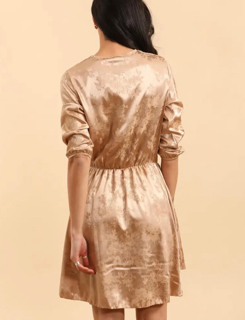 Robe satinée dorée