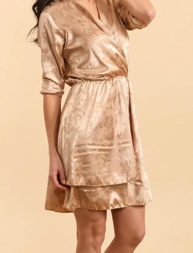 Robe satinée dorée