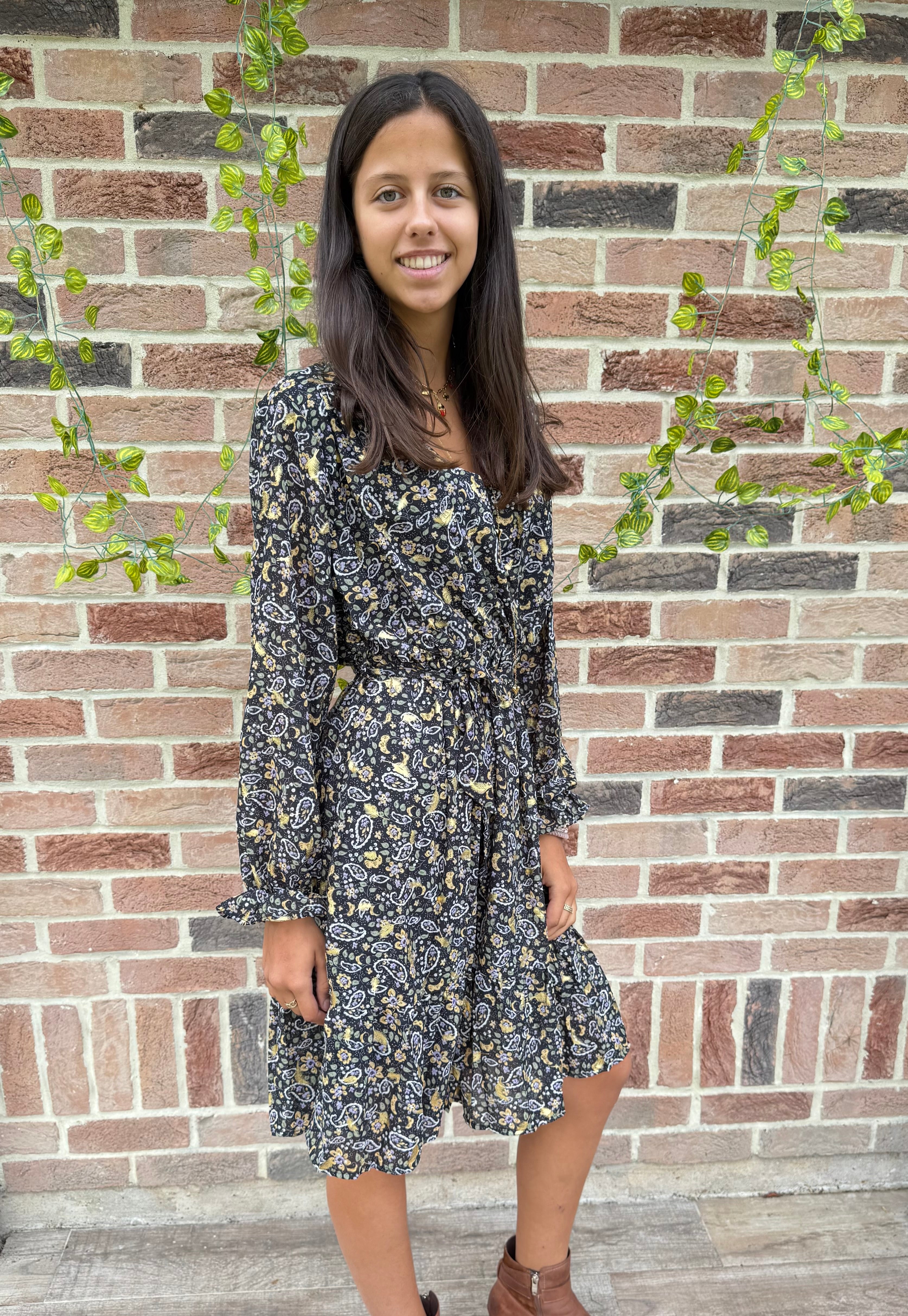 Robe noire à plumes dorées