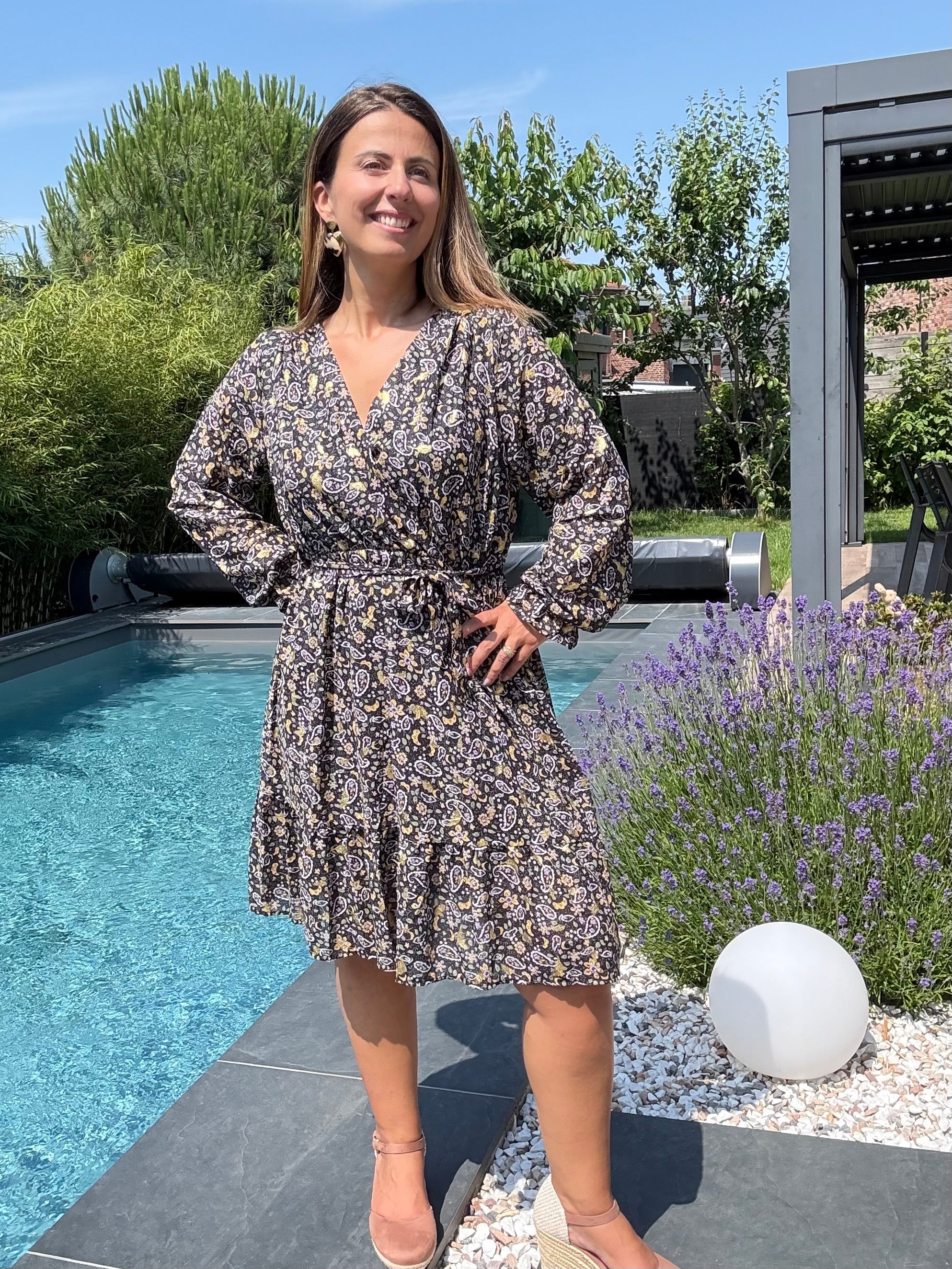 Robe noire à plumes dorées